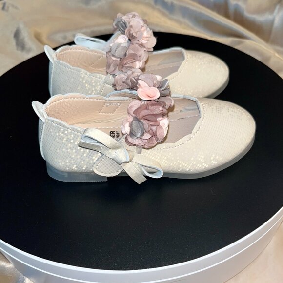 HALLOWEEN SALE!!!  BUY NOW ONLY - Little Girls Off-White Flats w/ Flower Straps - Picture 4 of 4